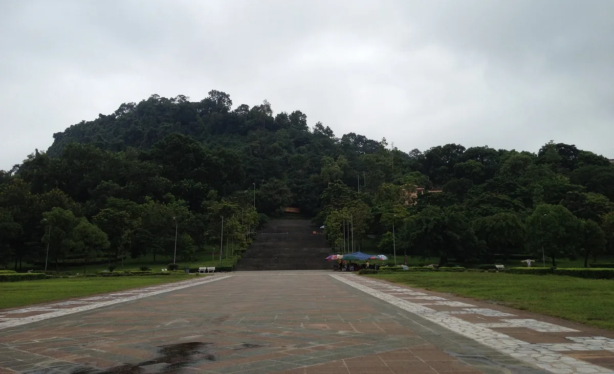 Bậc thang đá dẫn lên đồi cây xanh hướng tới khu di tích Đền Hùng trong ngày nhiều mây.