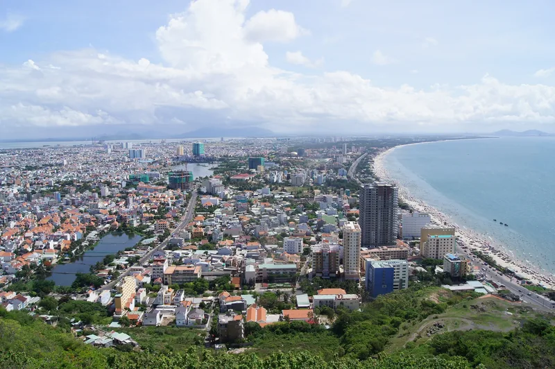 Toàn cảnh thành phố Vũng Tàu trải dài bên bờ biển nhìn từ trên cao